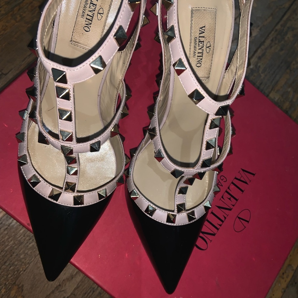 VALENTINO GARAVANI Rockstud T-Strap Pump